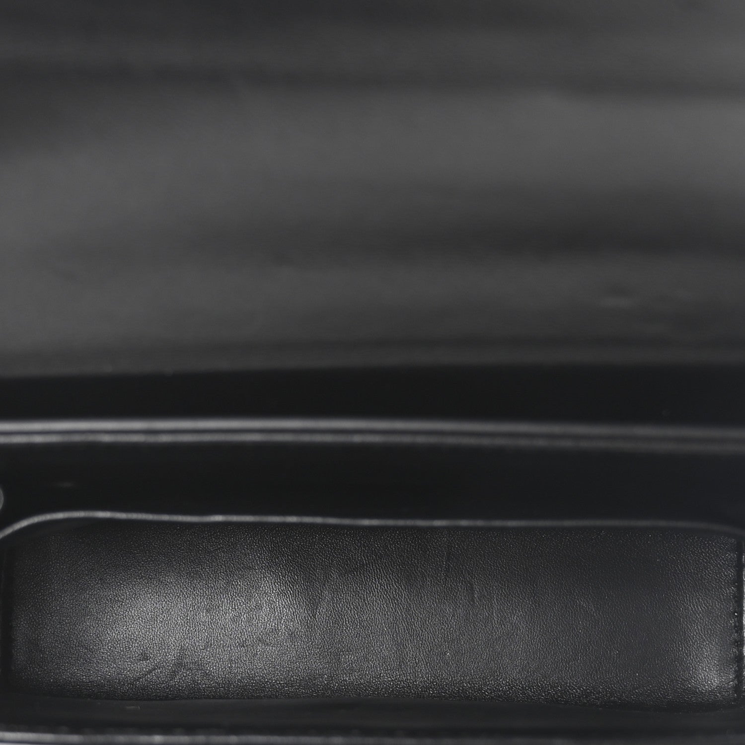Ultra Matte Grained Calfskin 30 Montaigne Box Bag Black