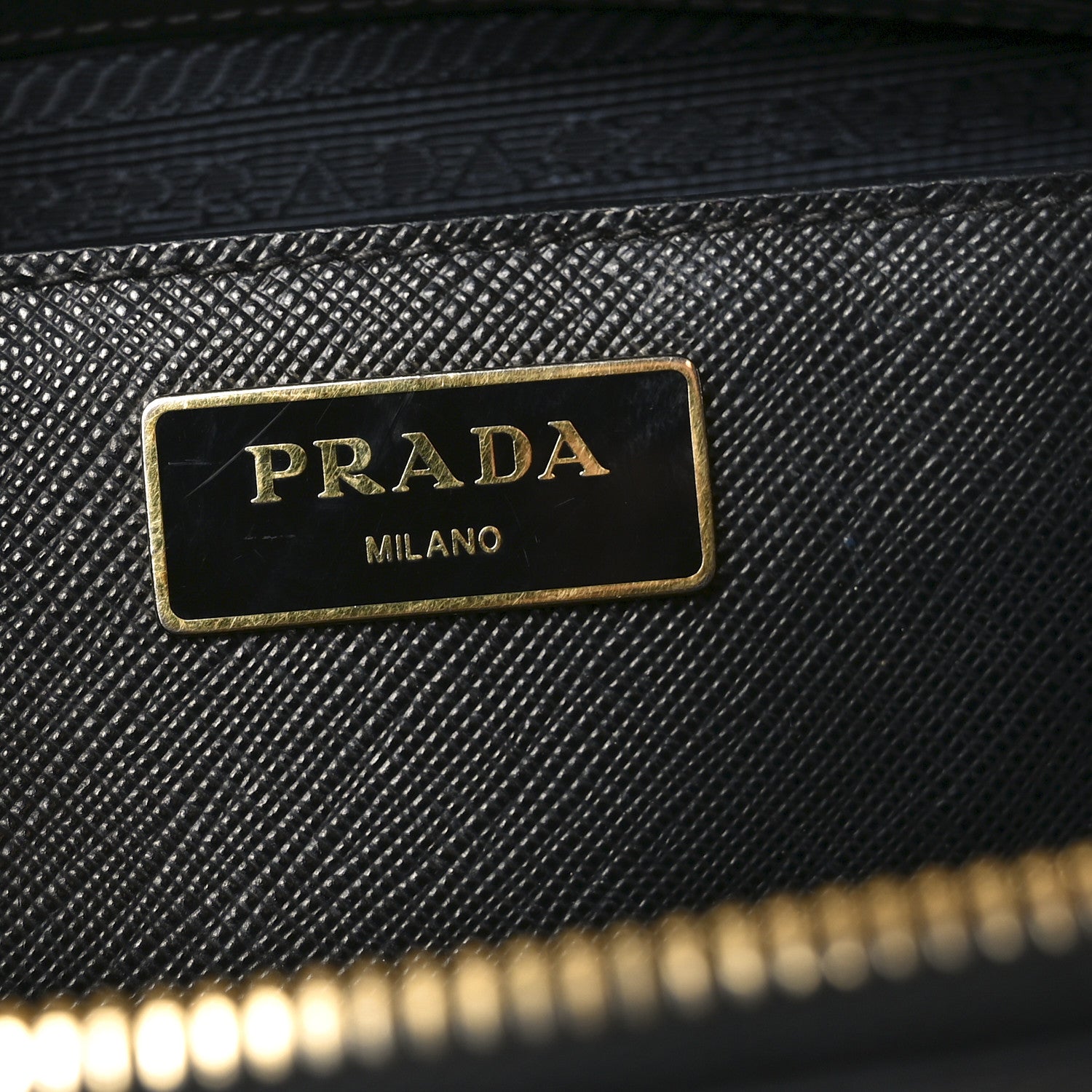 Saffiano Medium Galleria Double Zip Tote Black