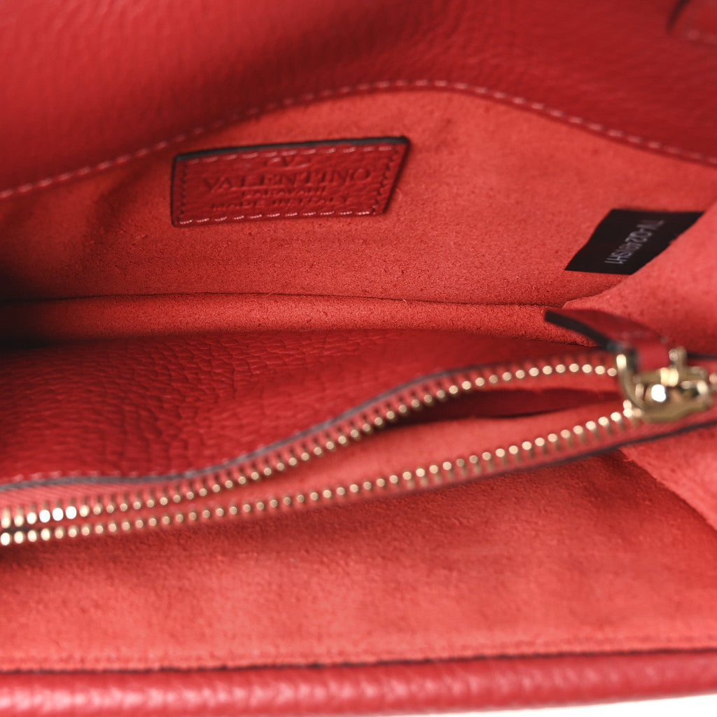 Pebbled Calfskin Rockstud Wallet on Chain Rouge Pur