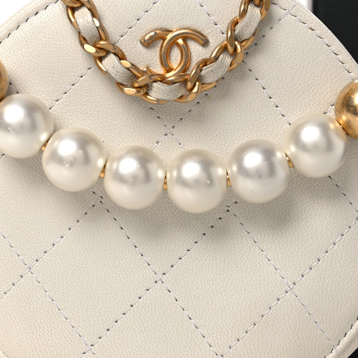 Lambskin Quilted Pearl Round Clutch With Chain White