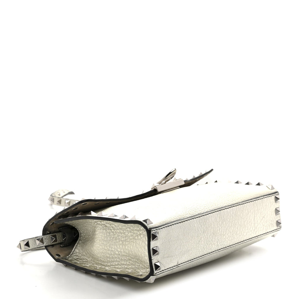 Metallic Pebbled Calfskin Medium Rockstud Flip Lock Crossbody Bag Silver