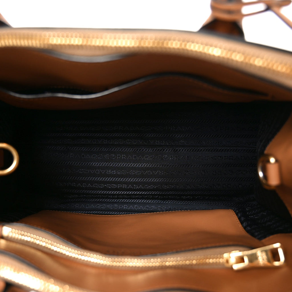 Saffiano City Calf Medium Esplanade Tote Caramel