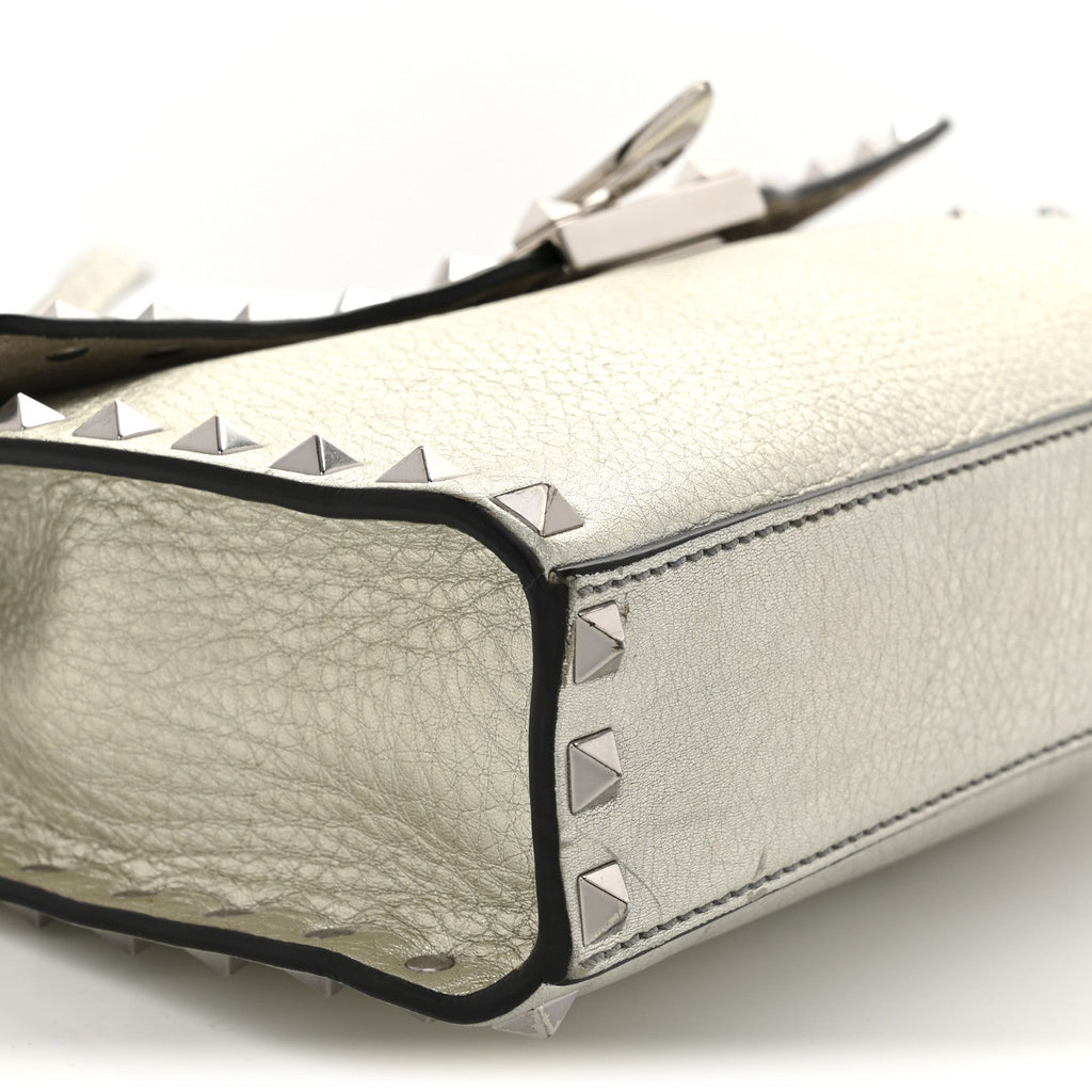 Metallic Pebbled Calfskin Medium Rockstud Flip Lock Crossbody Bag Silver