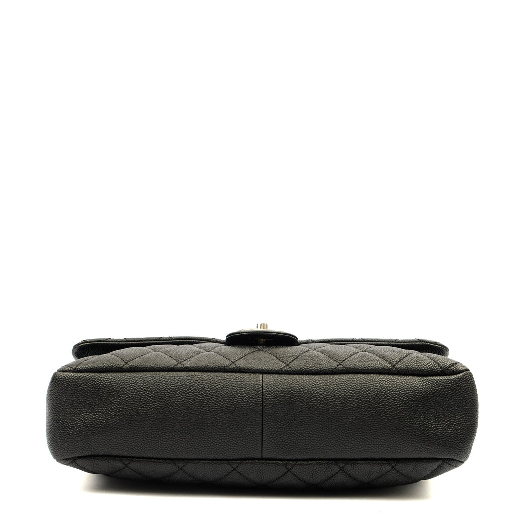 Chanel Shoulder Bag Flap Bag in Black, Caviar Leather