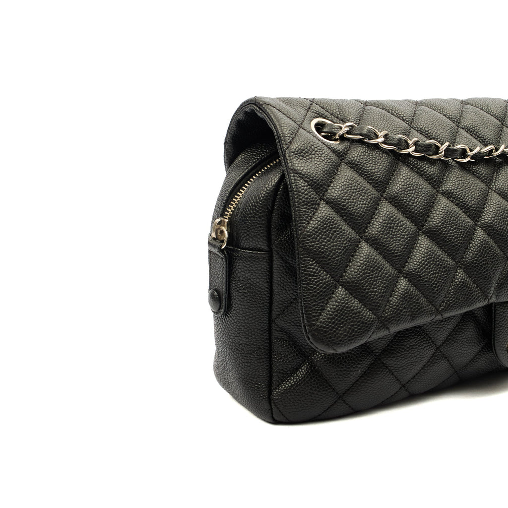Chanel Shoulder Bag Flap Bag in Black, Caviar Leather