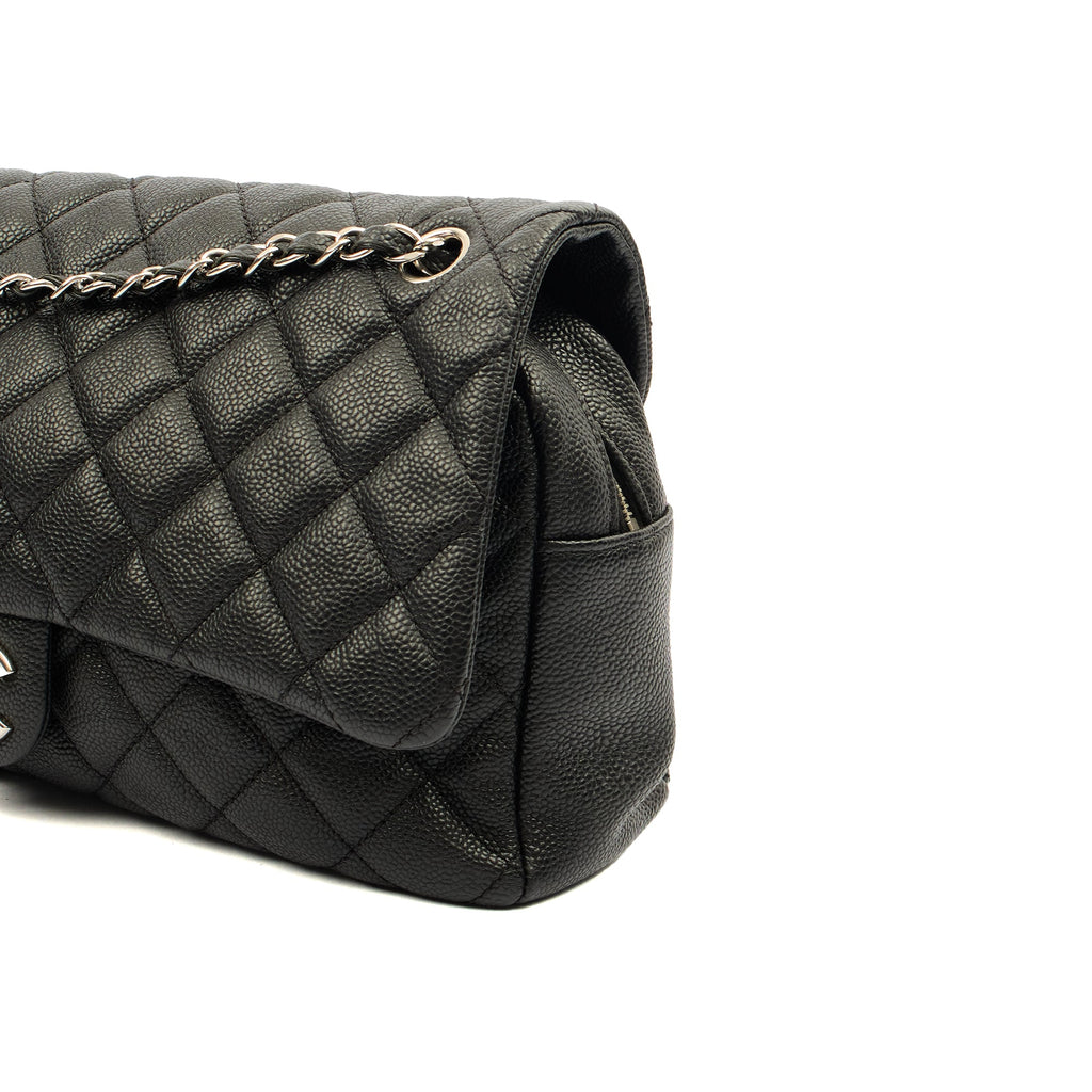 Chanel Shoulder Bag Flap Bag in Black, Caviar Leather