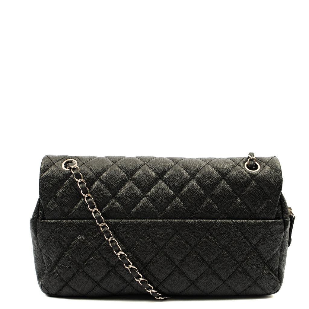Chanel Shoulder Bag Flap Bag in Black, Caviar Leather