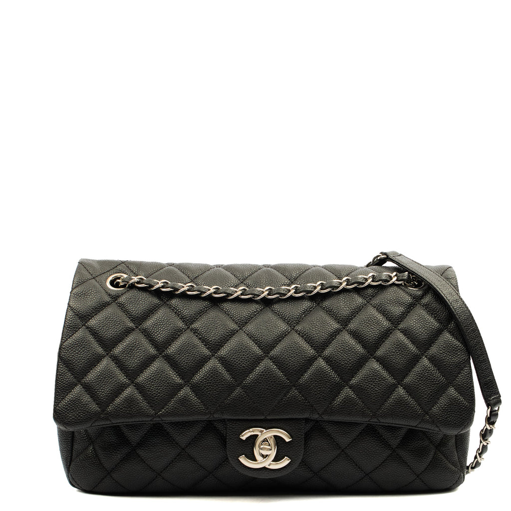 Chanel Shoulder Bag Flap Bag in Black, Caviar Leather