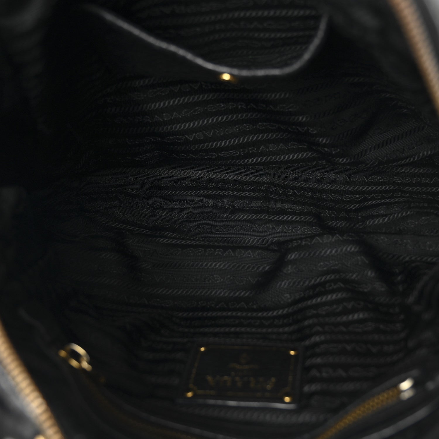 Vitello Daino Shoulder Bag Black