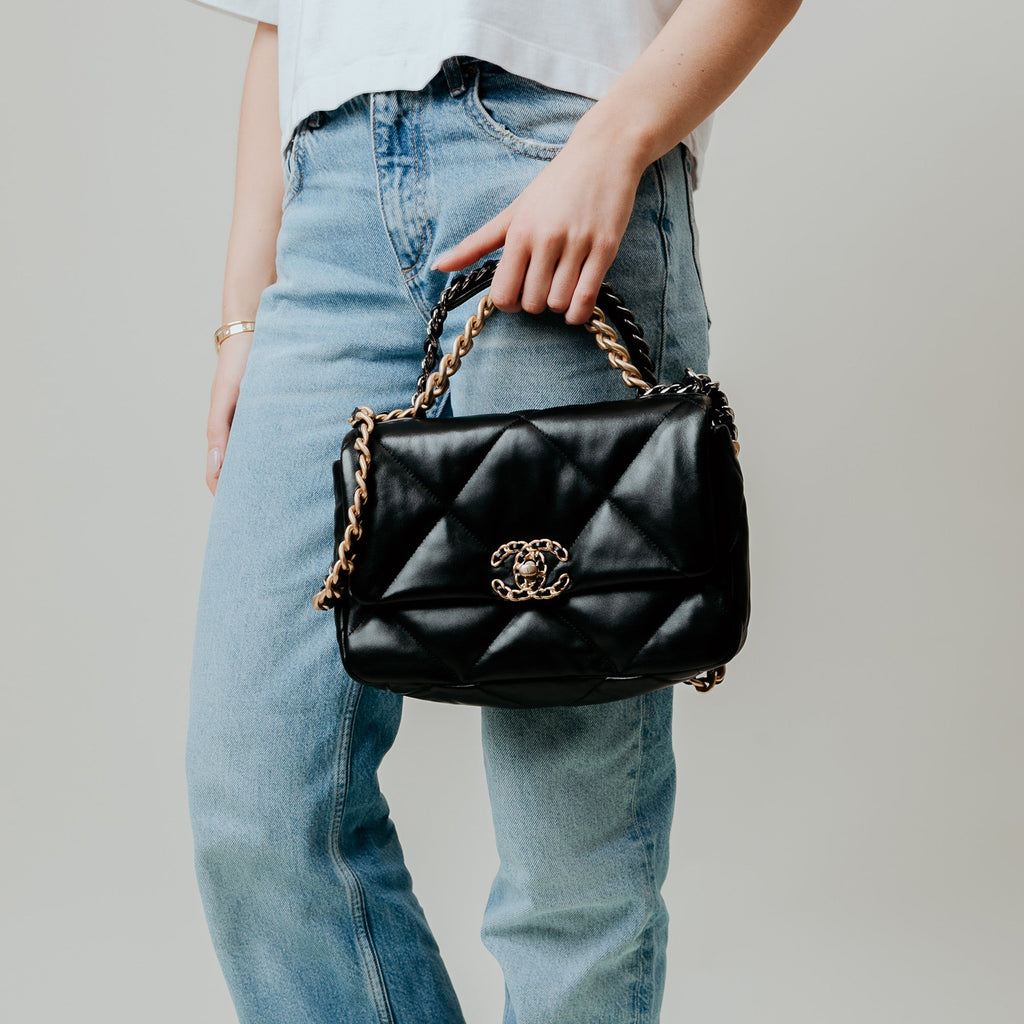 Chanel Shoulder Bag Chanel 19 in Black, Calfskin Leather