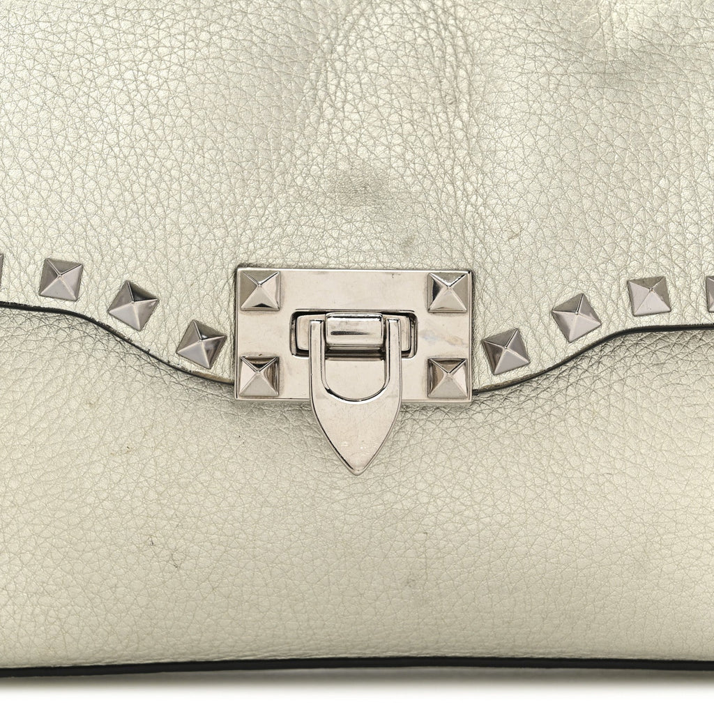 Metallic Pebbled Calfskin Medium Rockstud Flip Lock Crossbody Bag Silver