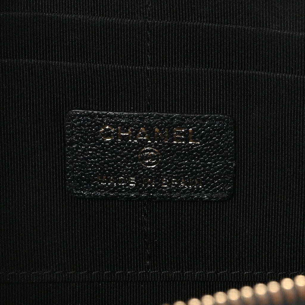 Iridescent Caviar Quilted Classic Pouch With Handle Black