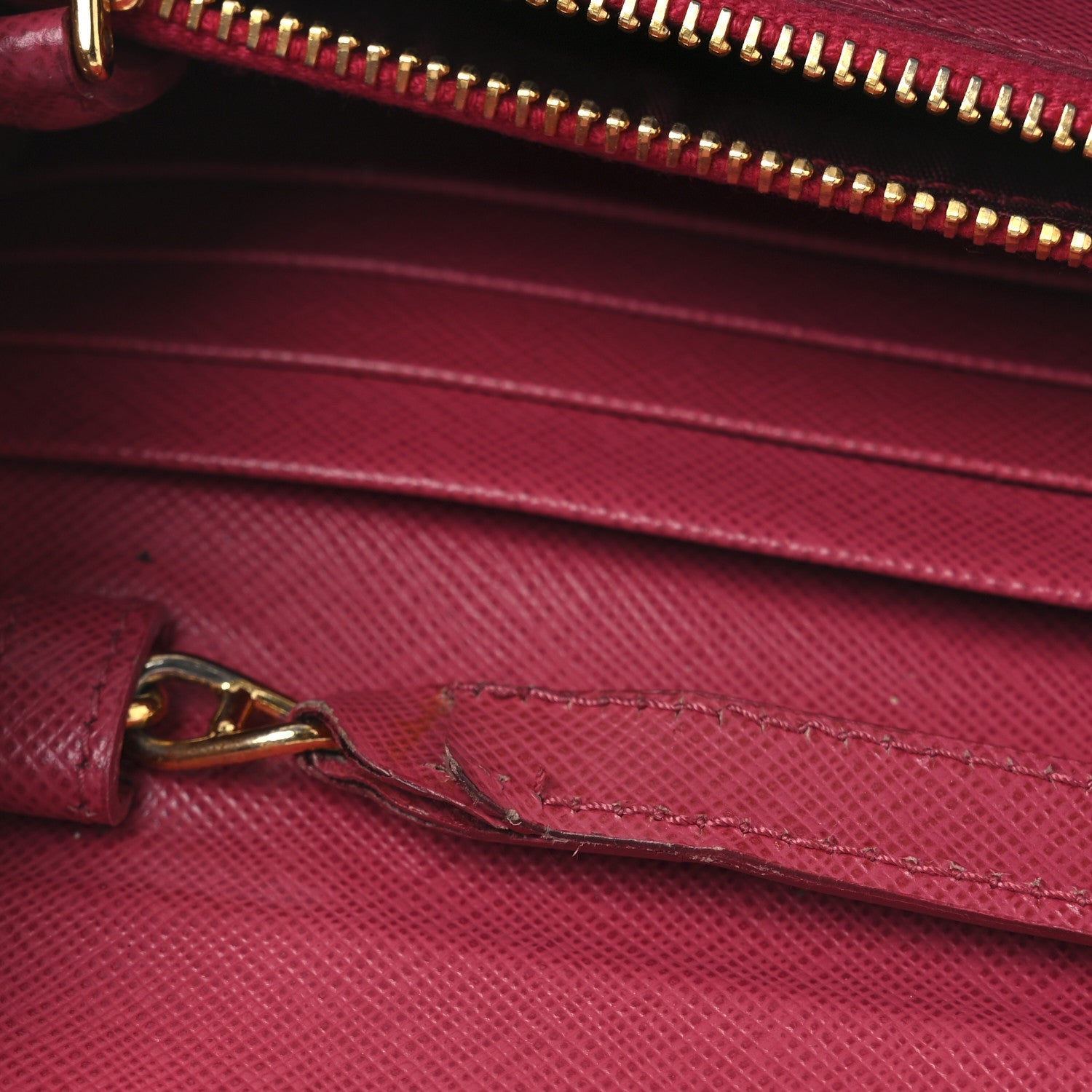 Saffiano Metal Oro Chain Wallet Peonia