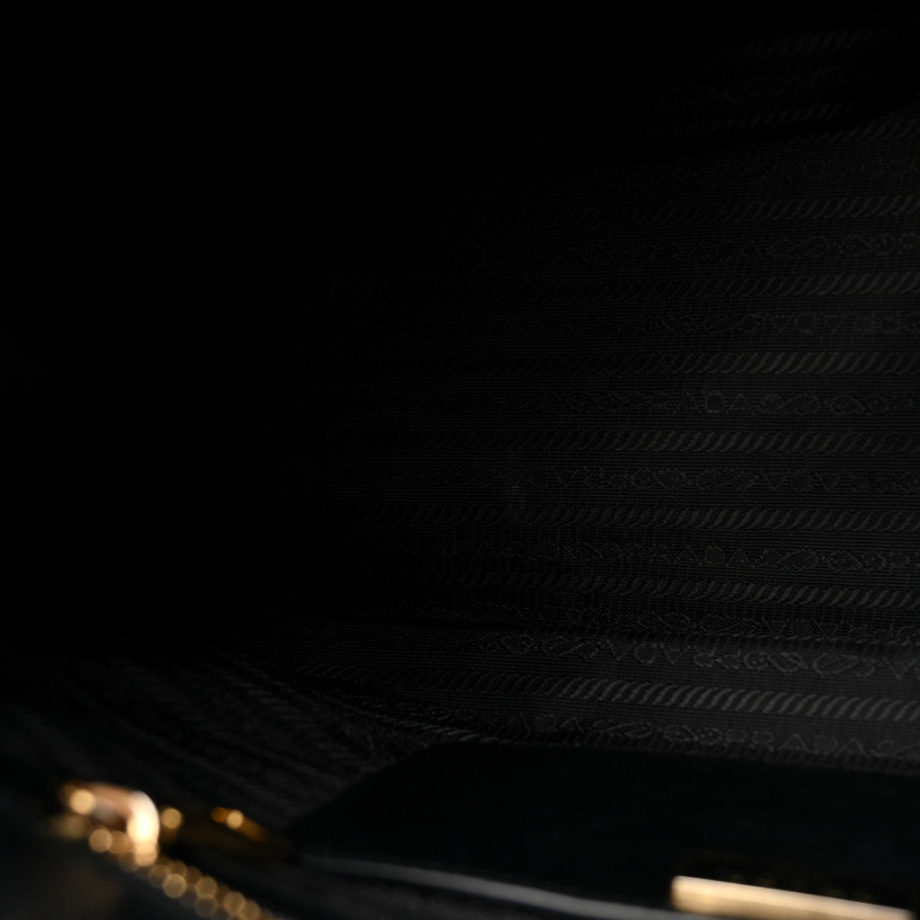 Saffiano Medium Galleria Double Zip Tote Black