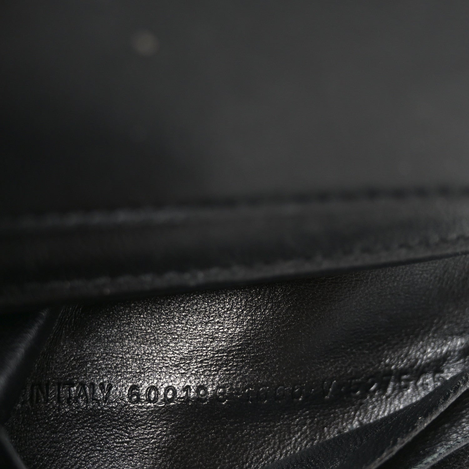 Shiny Box Calfskin Hourglass Compact Wallet Black