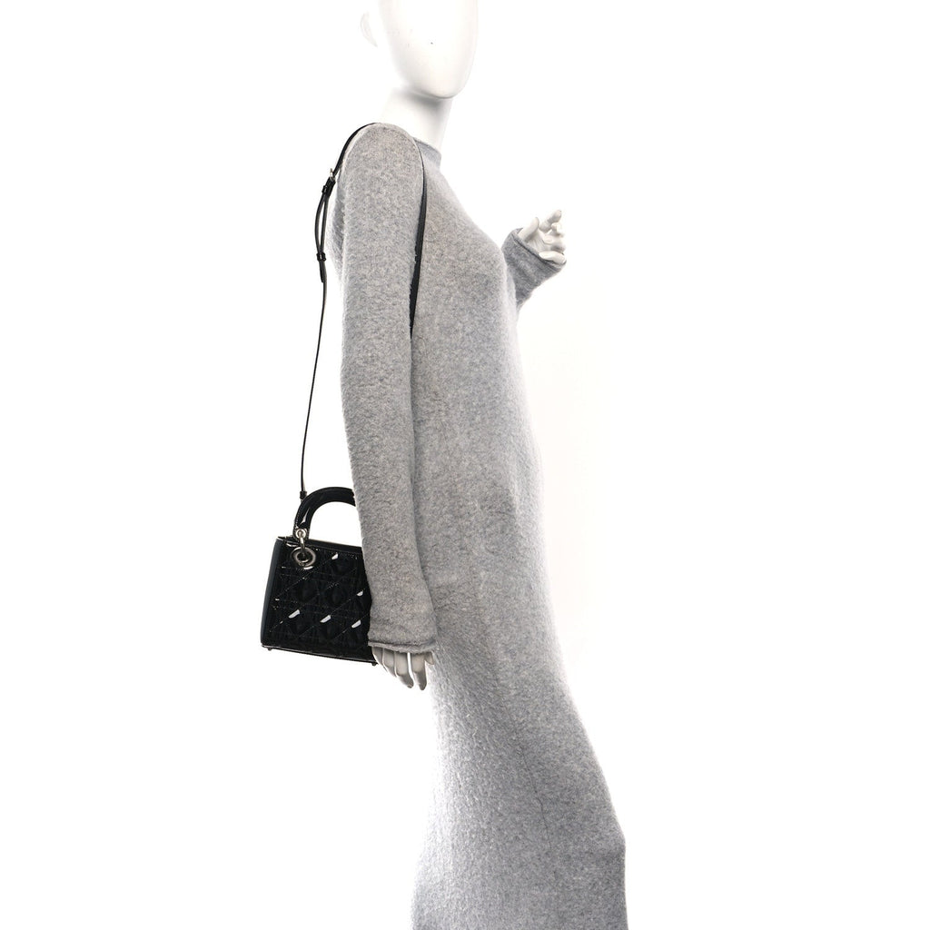 Metallic Lambskin Intrecciato Long Andiamo Top Handle Clutch Gold