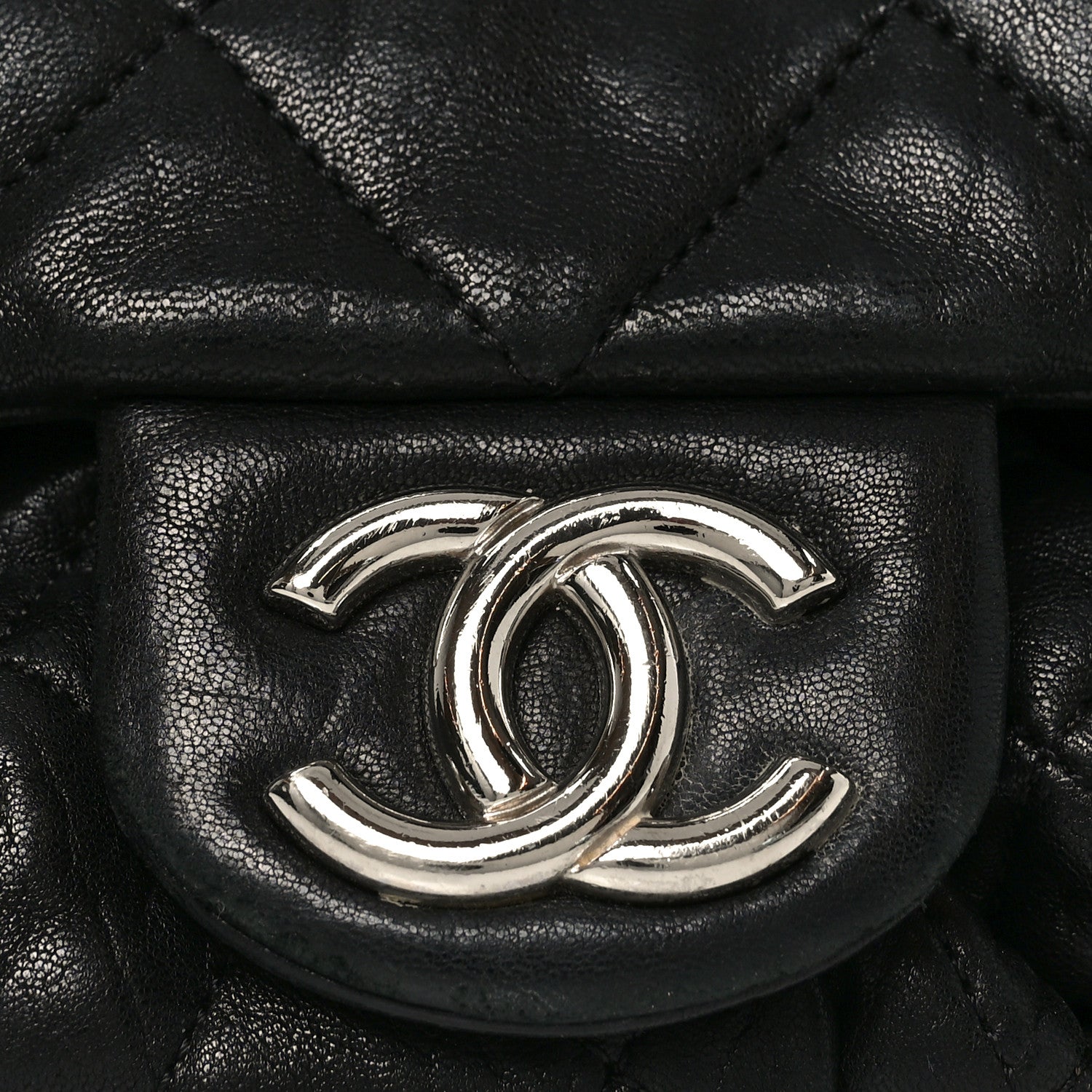 Washed Lambskin Quilted Medium Chain Around Messenger Black