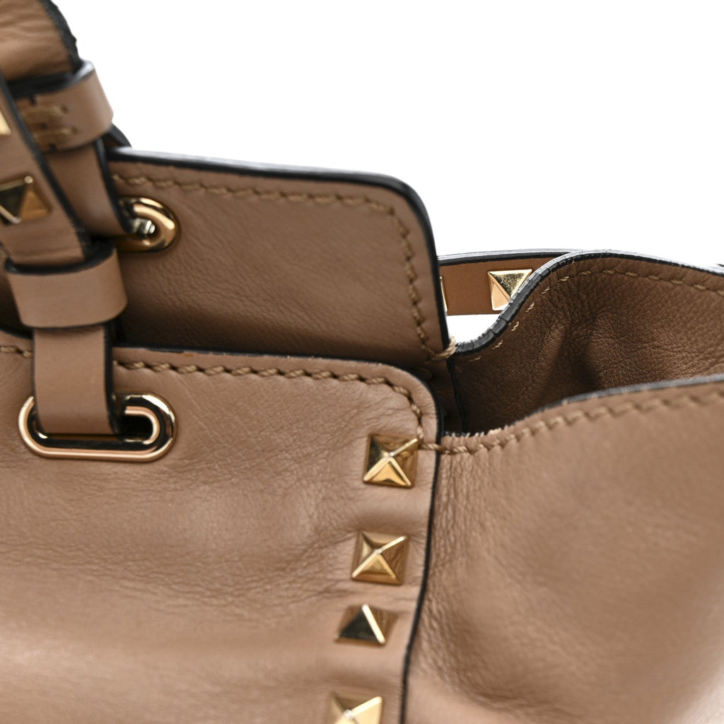Vitello Small Rockstud Tote Beige