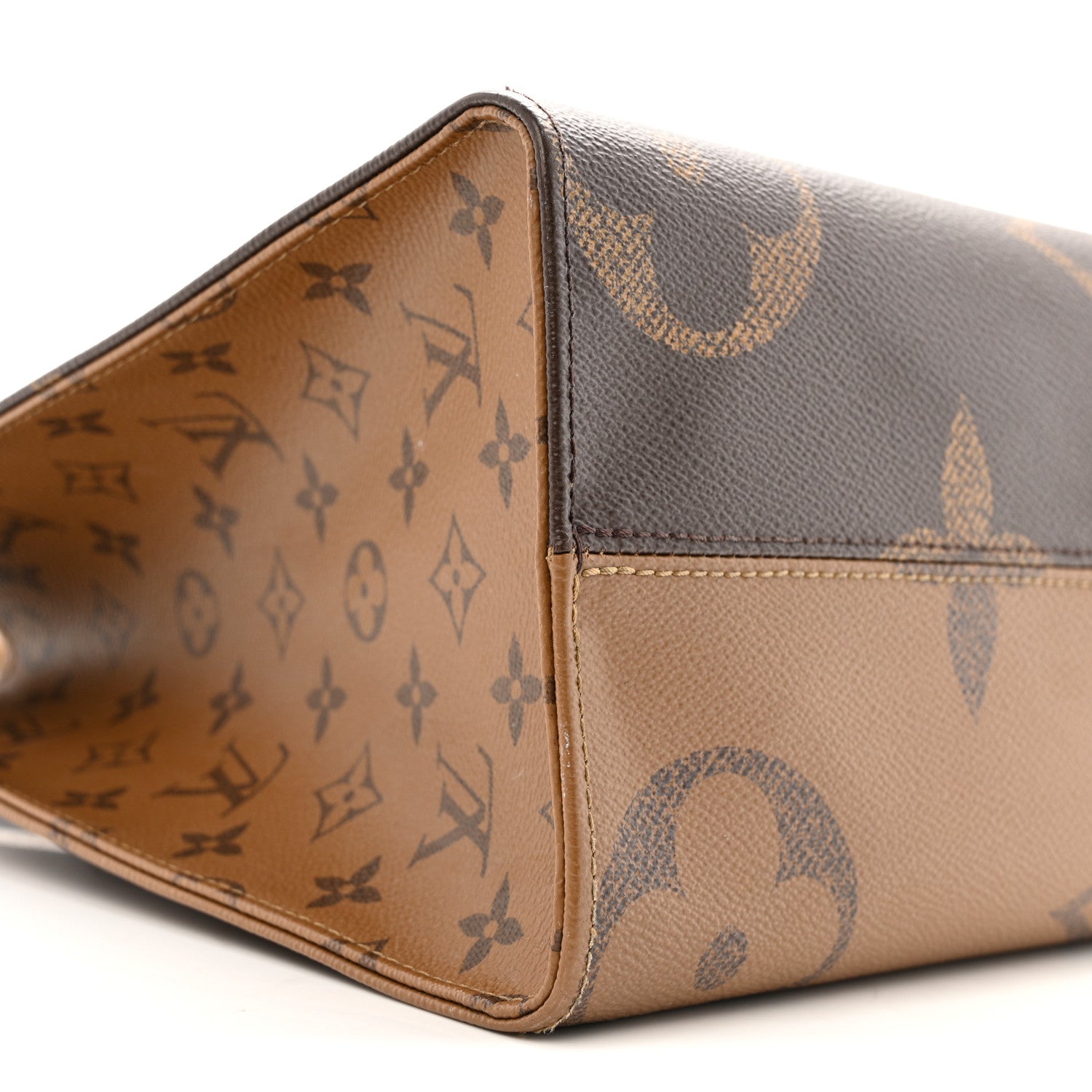 Reverse Monogram Giant Onthego MM