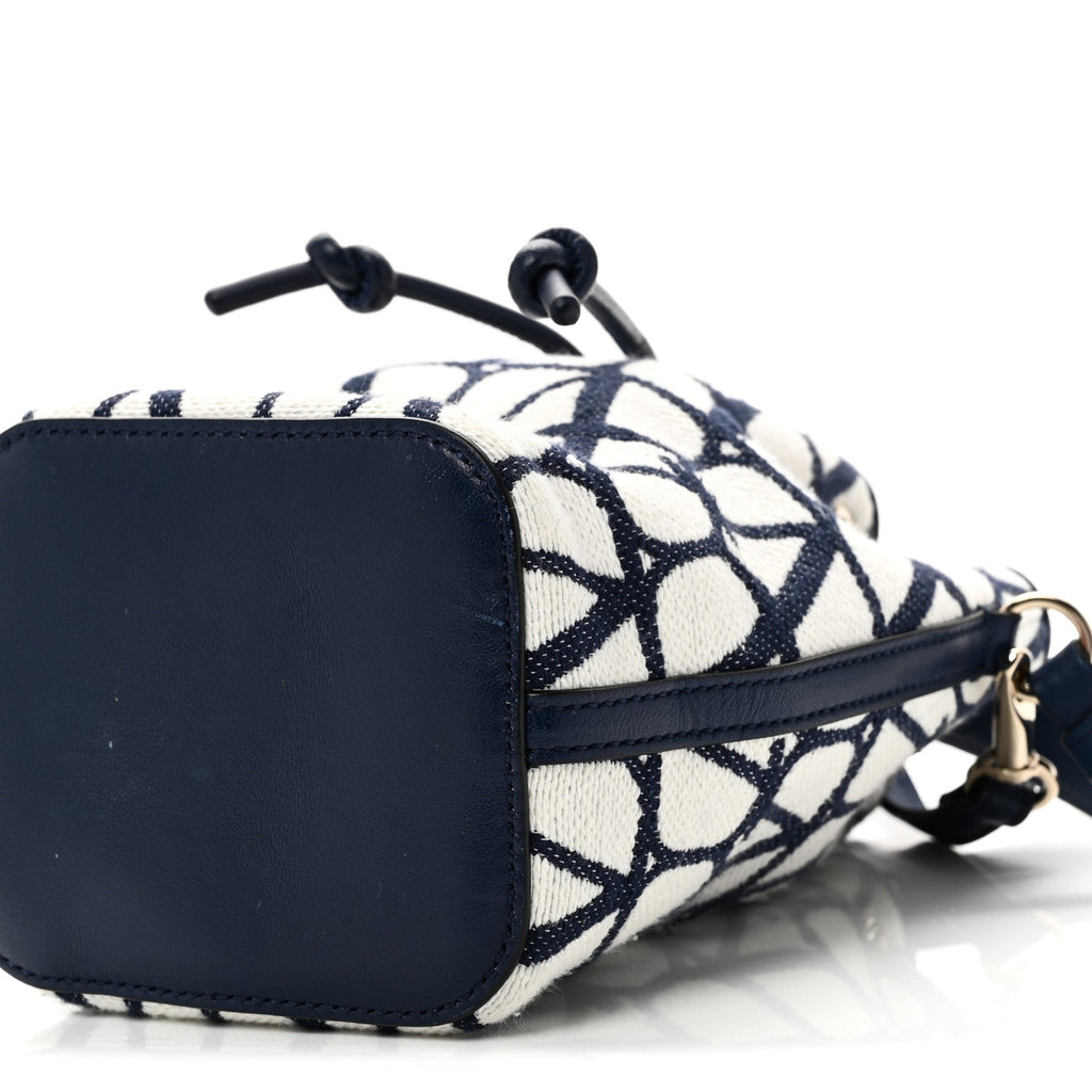 Toile Iconographe Nappa Mini Vlogo Signature Bucket Bag White Worker