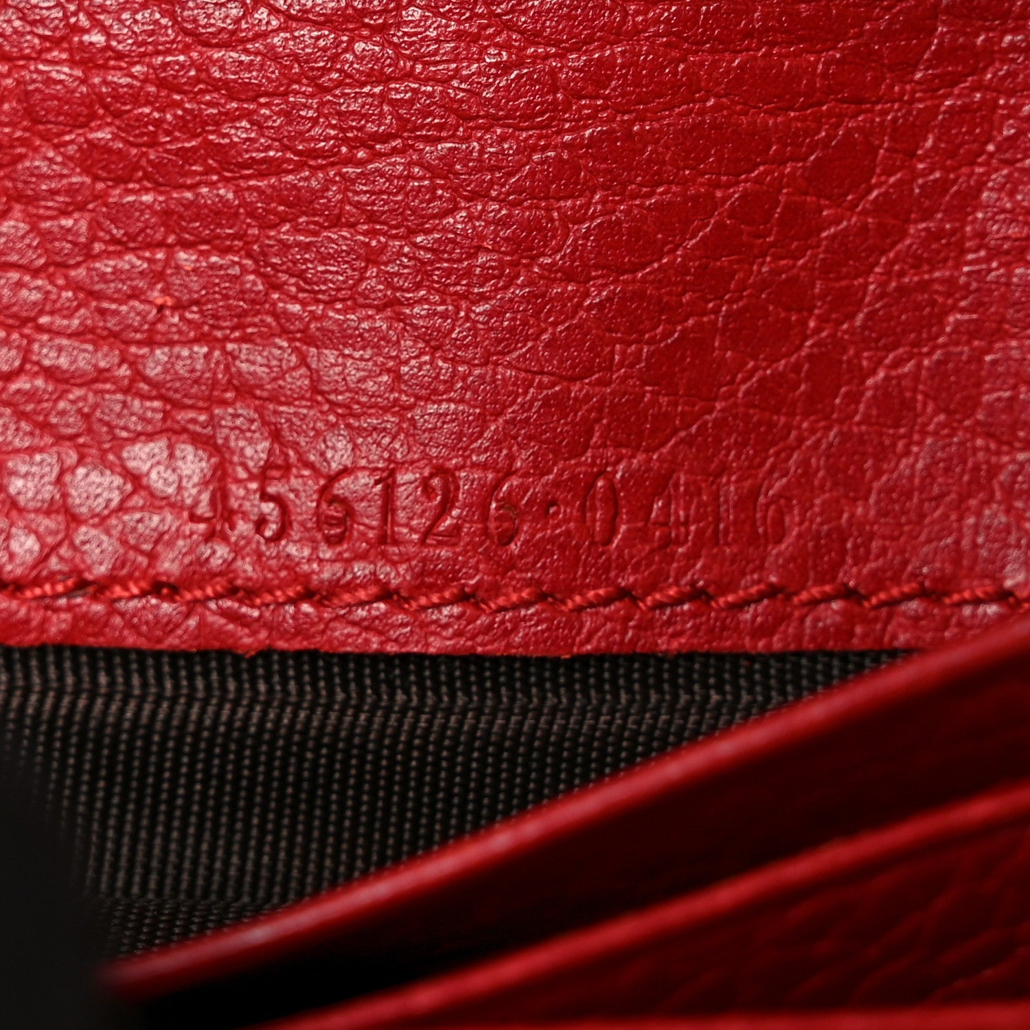 Pebbled Calfskin GG Marmont  Case Hibiscus Red