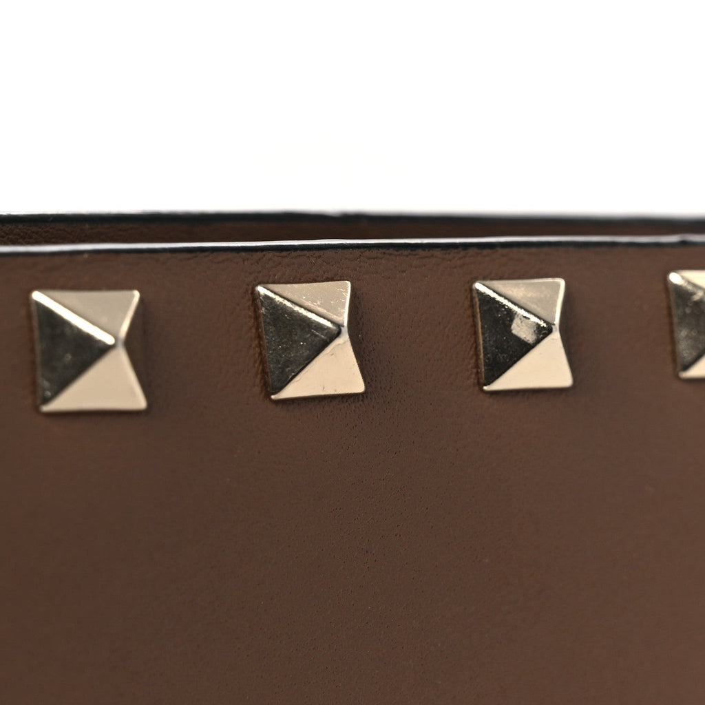 Vitello Rockstud Compact Wallet Cognac