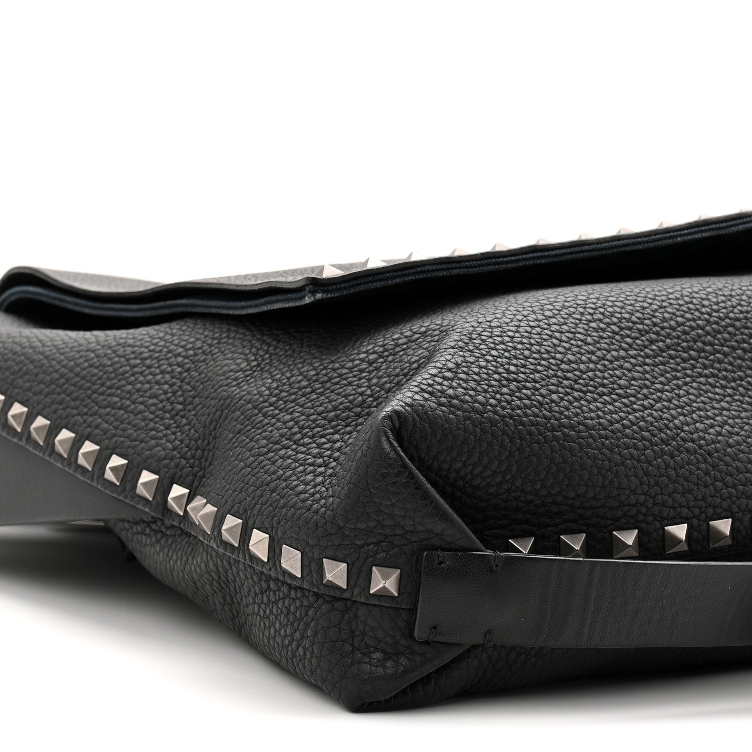 Pebbled Calfskin Rockstud Messenger Black