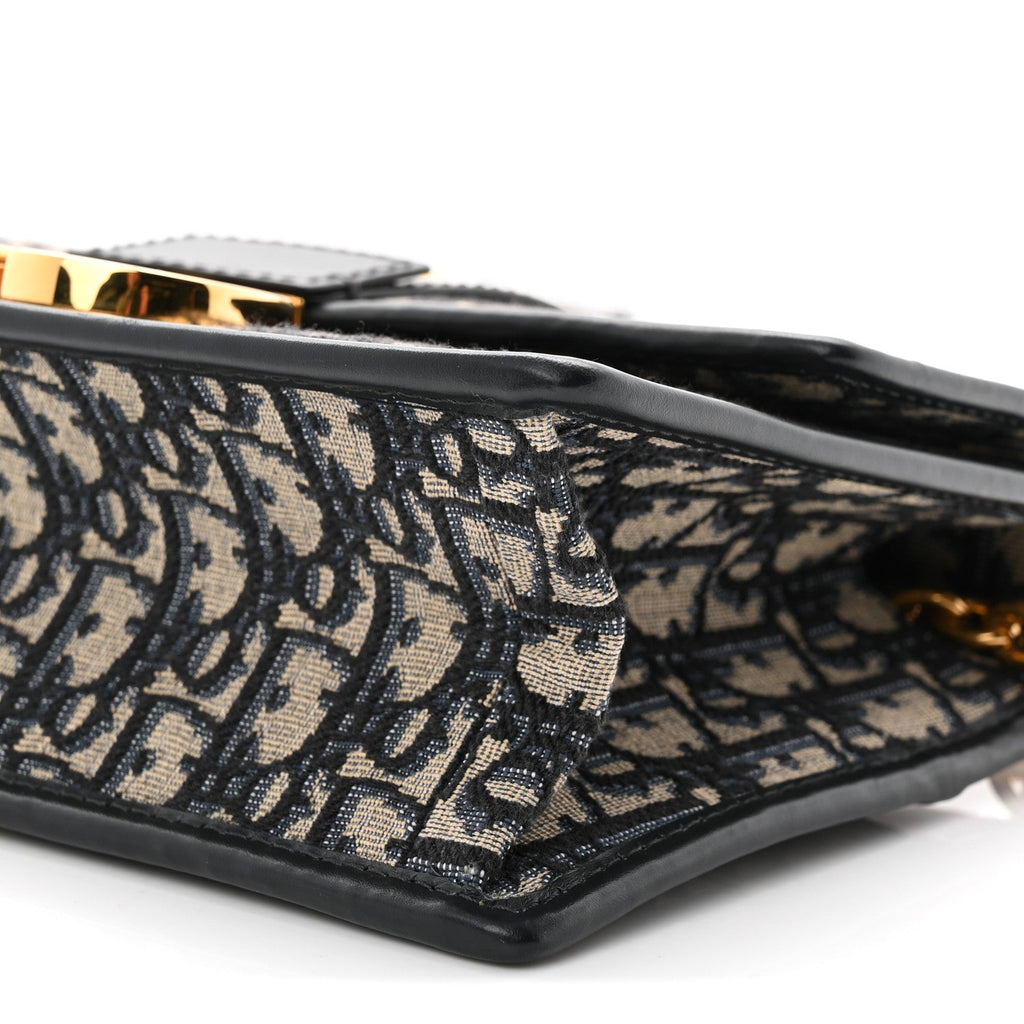 Oblique 30 Montaigne Chain Flap Bag Blue
