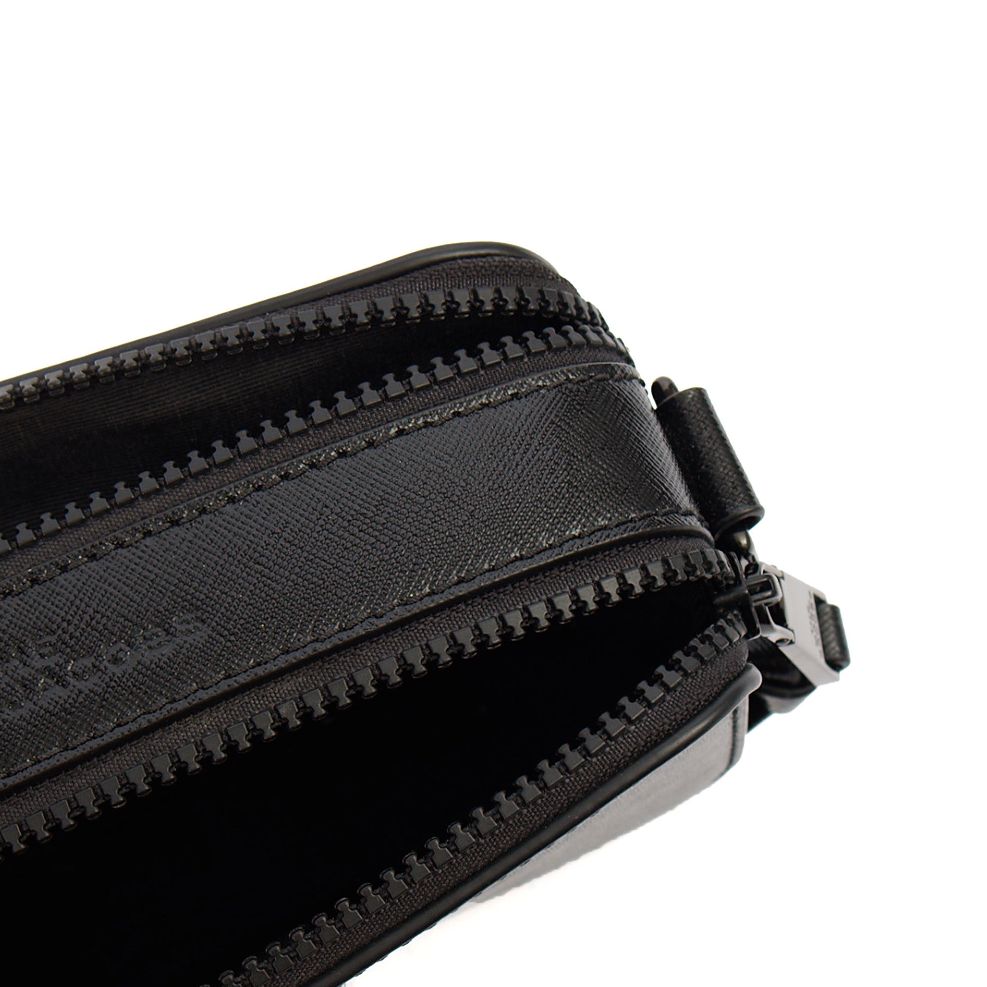Marc Jacobs Cross Body Snapshot in Black, Leather