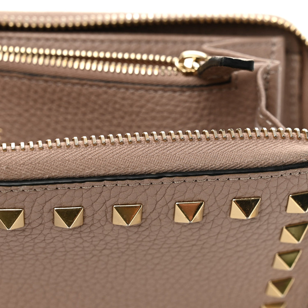 Pebbled Calfskin Rockstud Zip Around Wallet Poudre