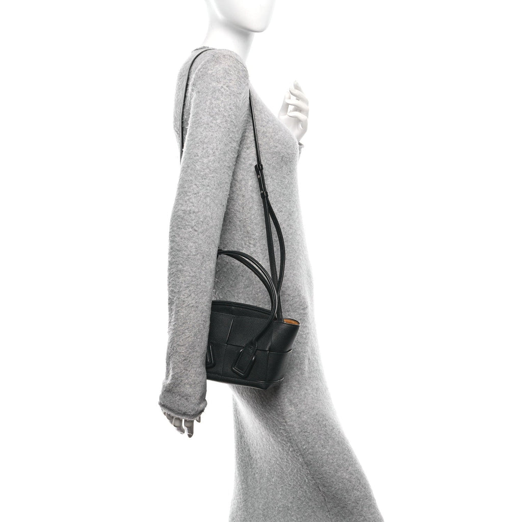 Grained Calfskin Mini Maxi Intrecciato Arco 33 Black