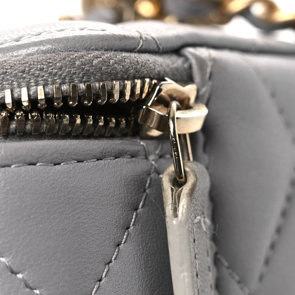Lambskin Quilted Small Pearl Crush Vanity Case With Chain Grey