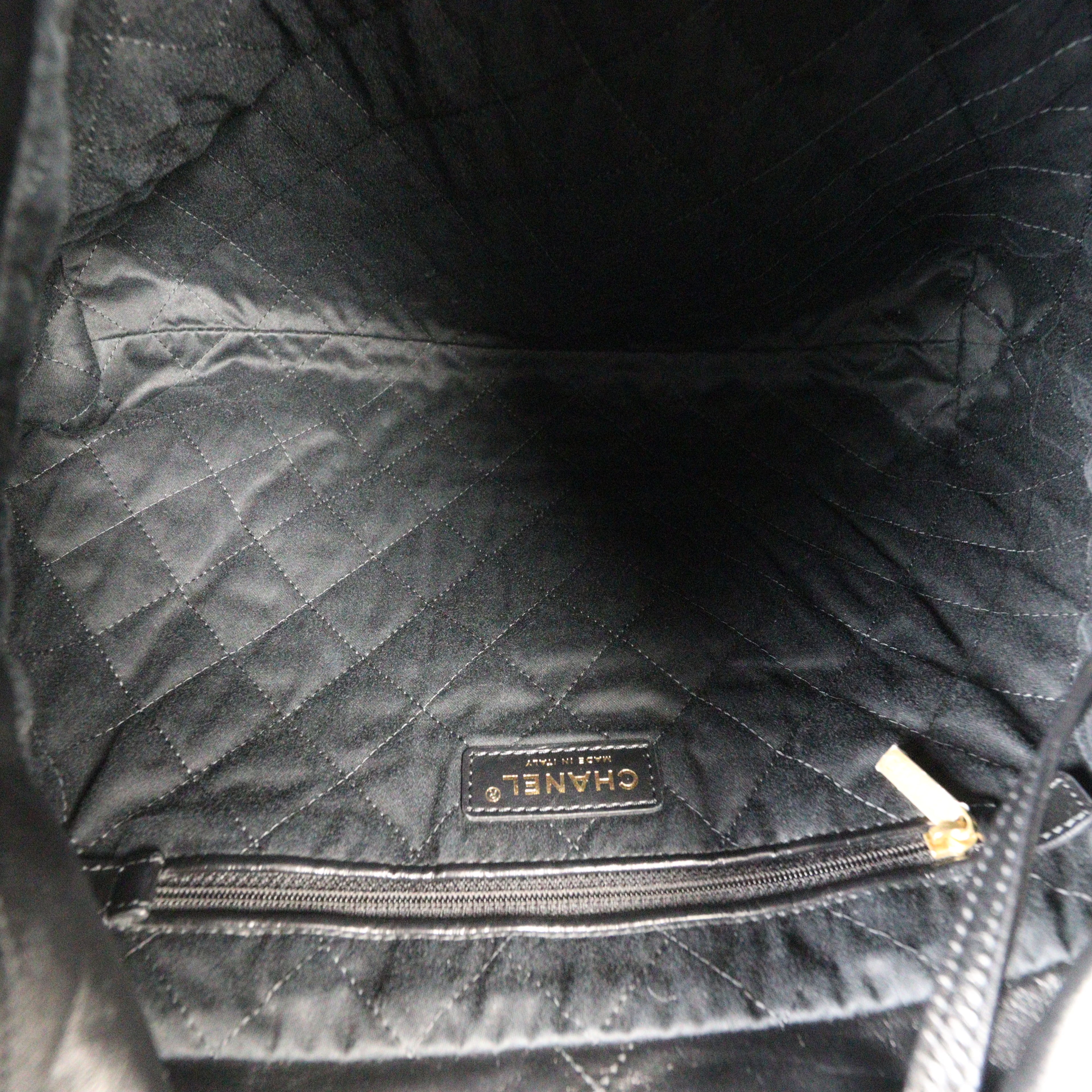 Chanel 22 Hobo Medium