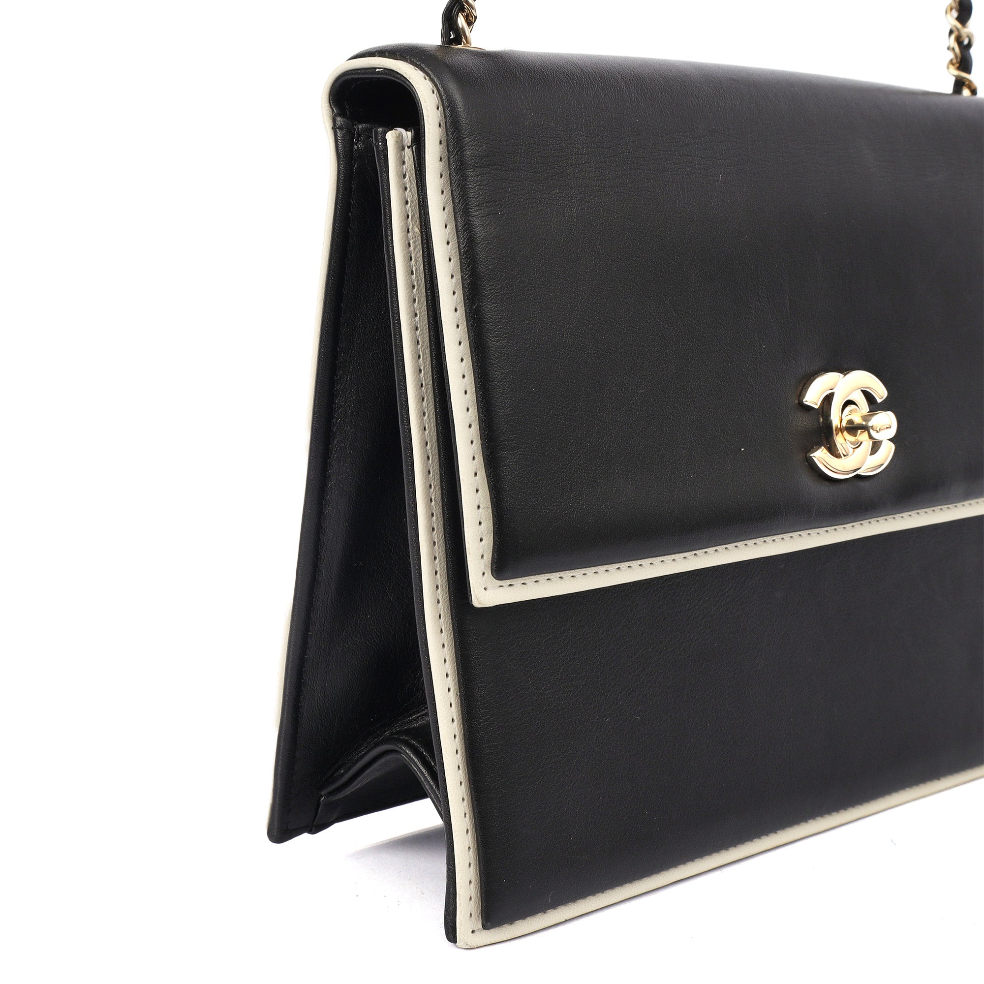 Chanel Shoulder Bag Flap Bag in Black, Calfskin Leather
