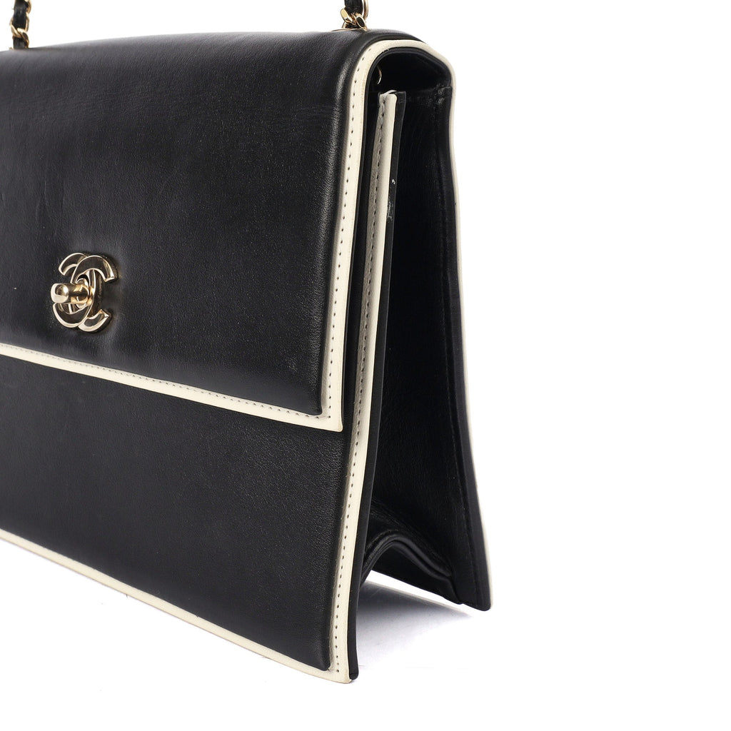 Chanel Shoulder Bag Flap Bag in Black, Calfskin Leather