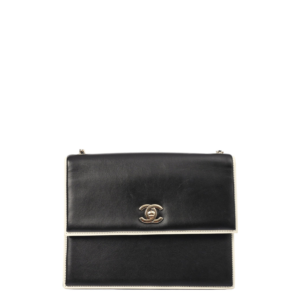 Chanel Shoulder Bag Flap Bag in Black, Calfskin Leather