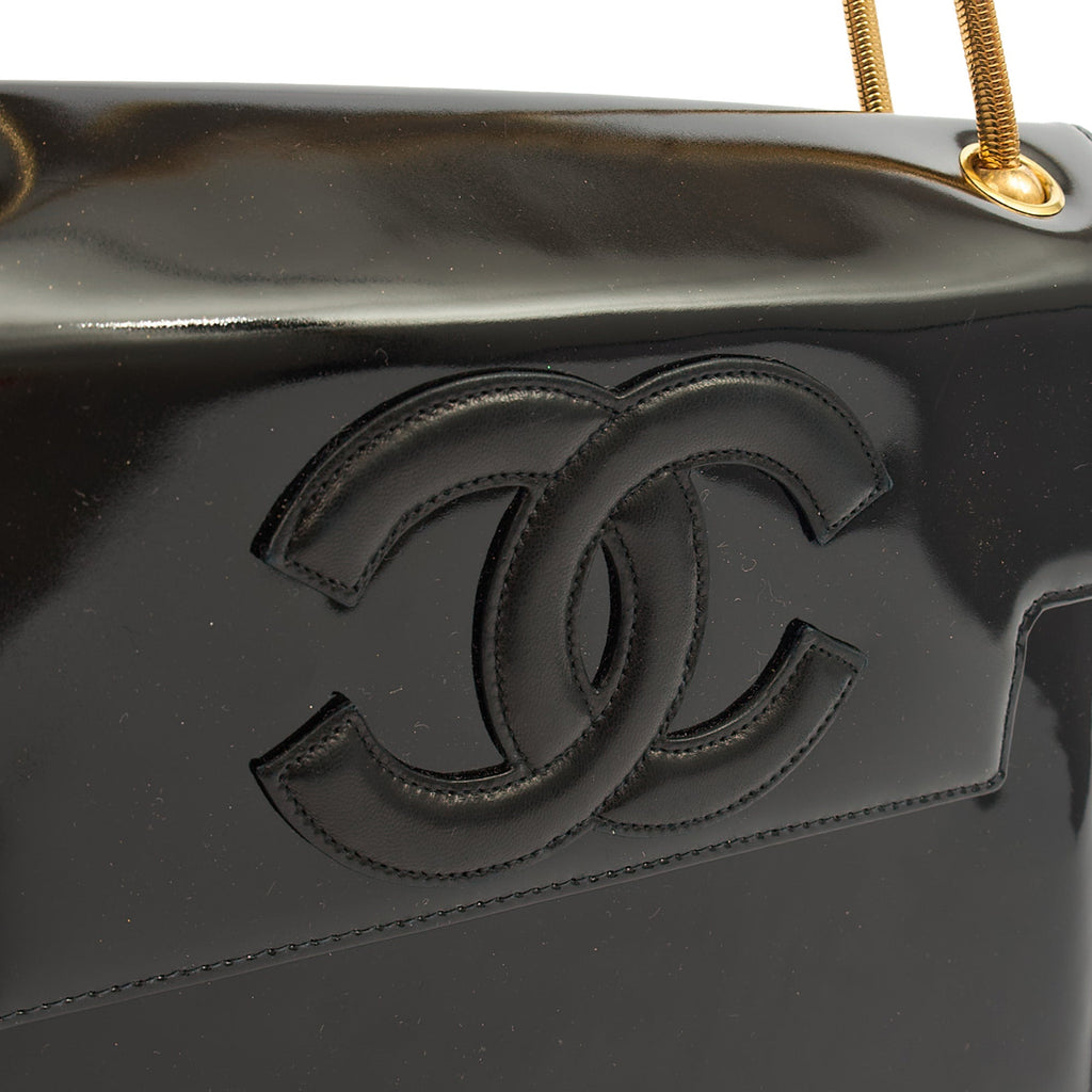 Chanel Shoulder Bag Vintage Flap Bag  in Black, Patent Leather