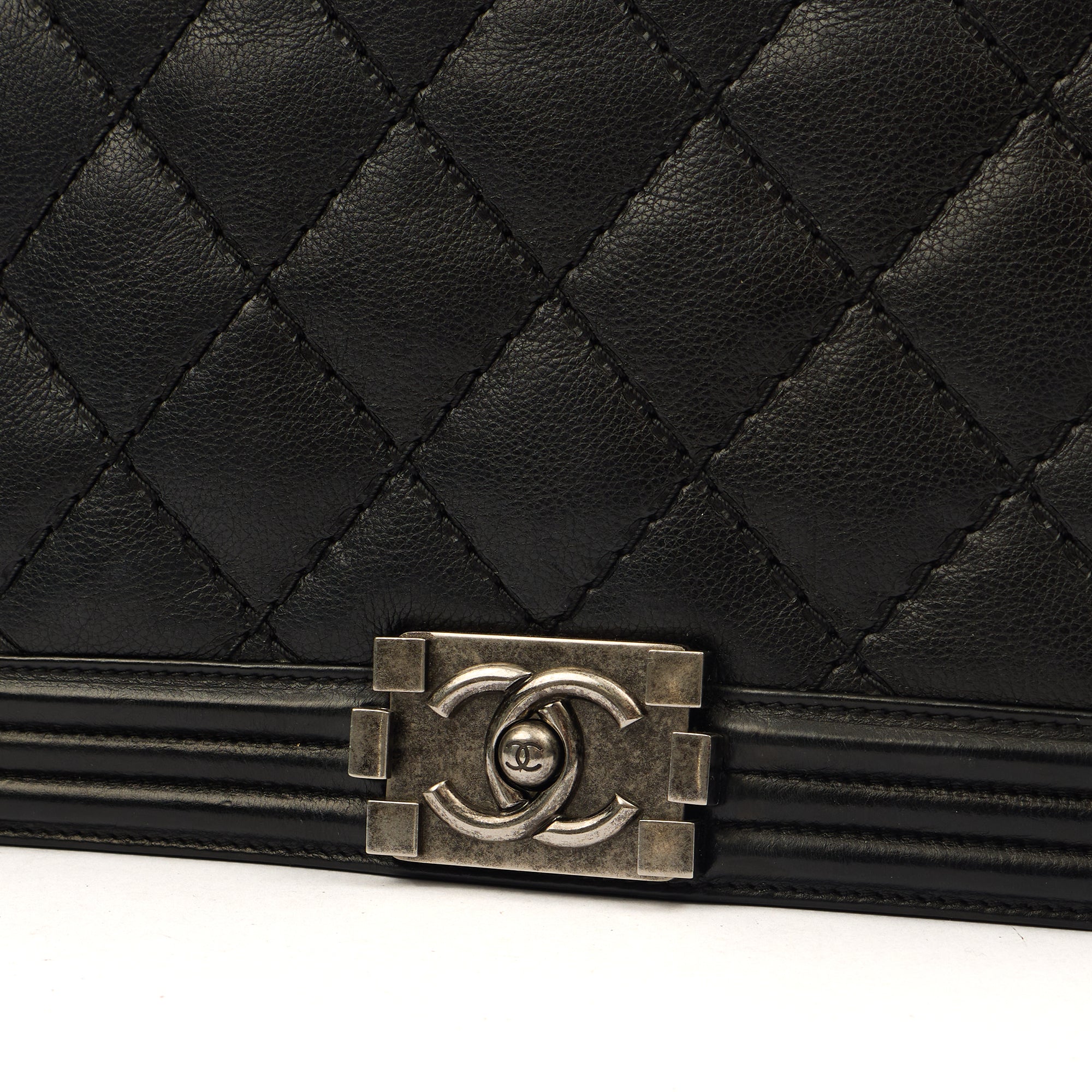 Chanel Shoulder Bag Boy - New Medium in Black, Calfskin Leather