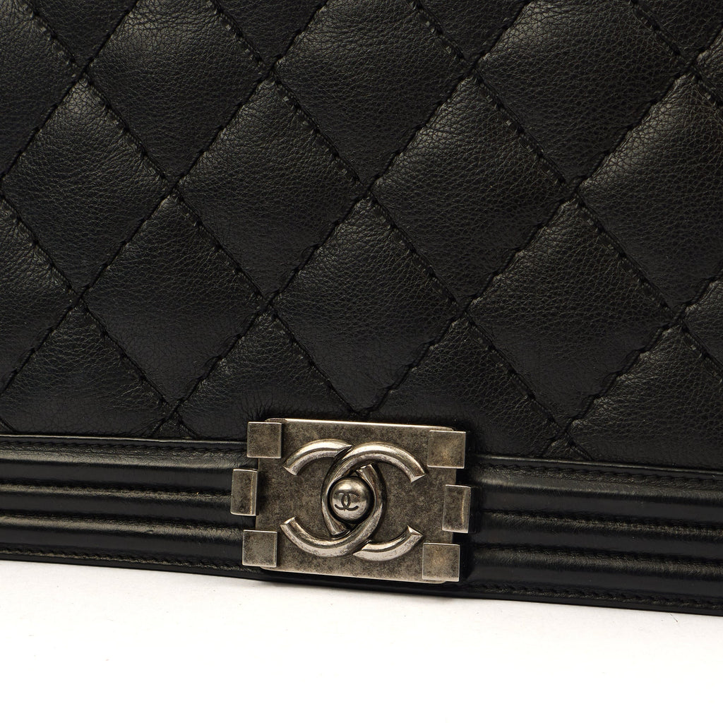 Chanel Shoulder Bag Boy - New Medium in Black, Calfskin Leather