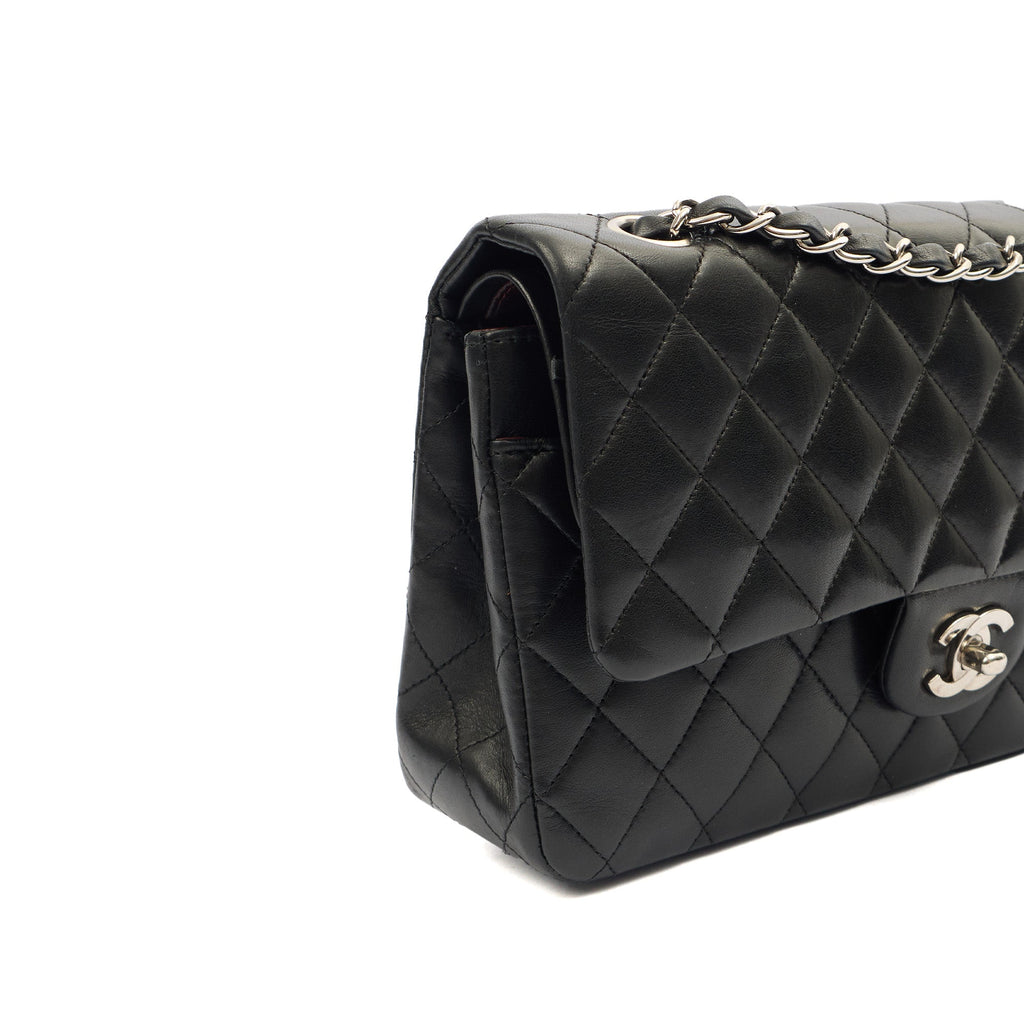 Chanel Shoulder Bag Classic Double Flap - Medium in Black, Lambskin Leather