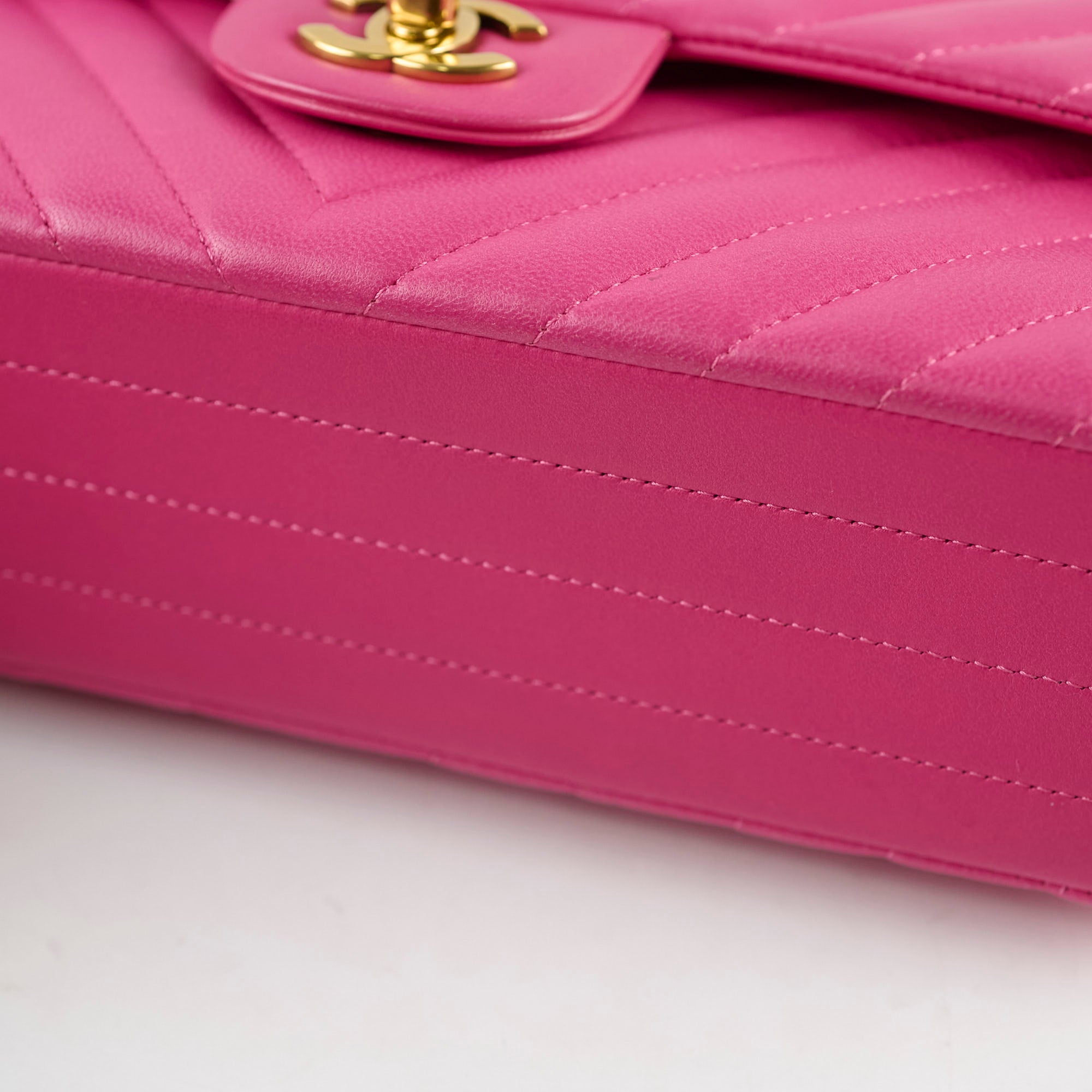 Chanel M/L Classic Flap Chevron Lambskin Fuchsia