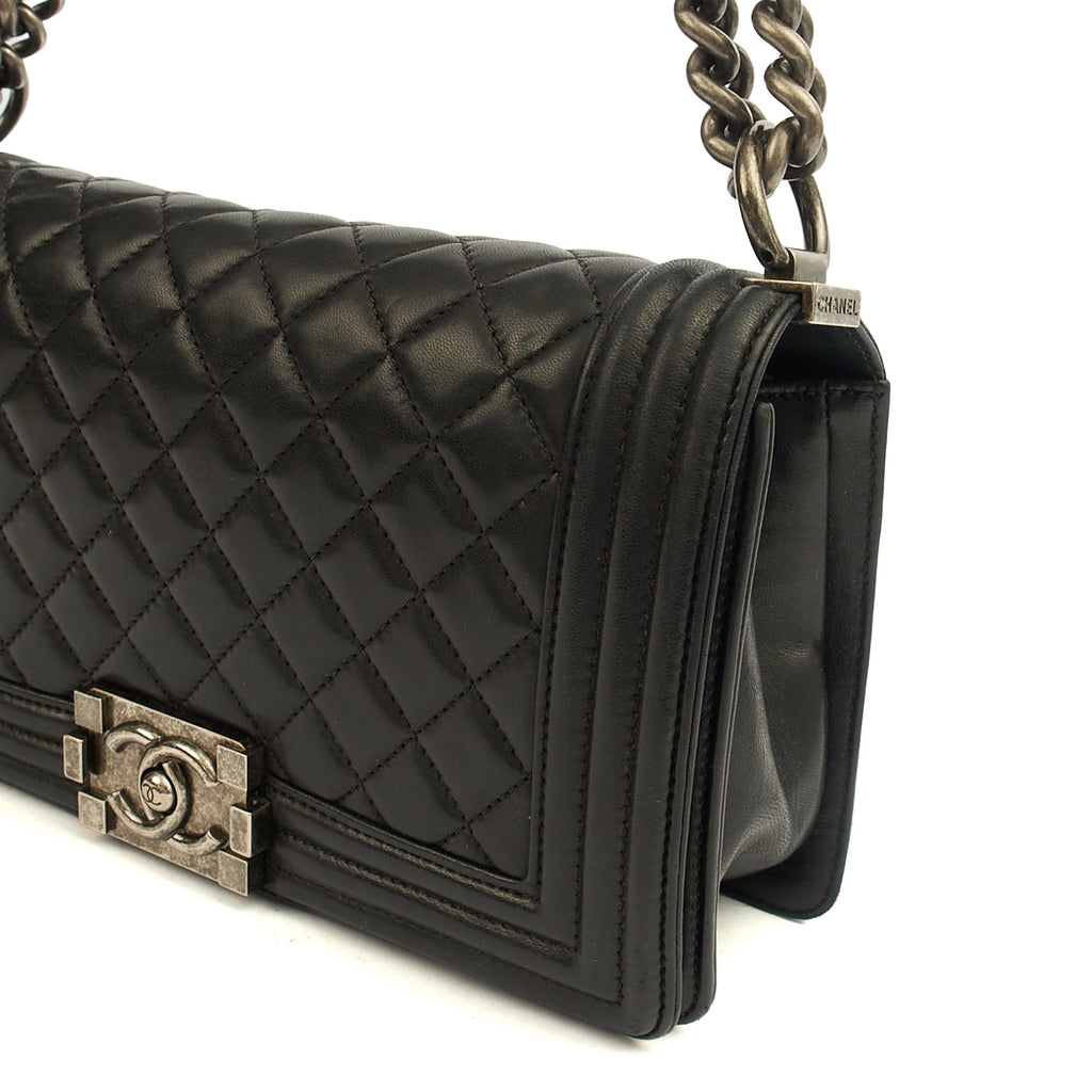 Chanel Shoulder Bag Boy - Medium in Black, Calfskin Leather