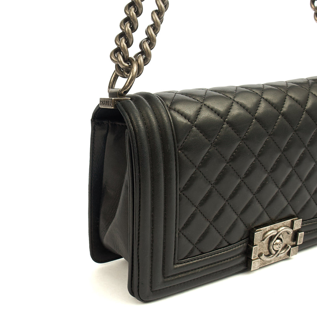 Chanel Shoulder Bag Boy - Medium in Black, Calfskin Leather