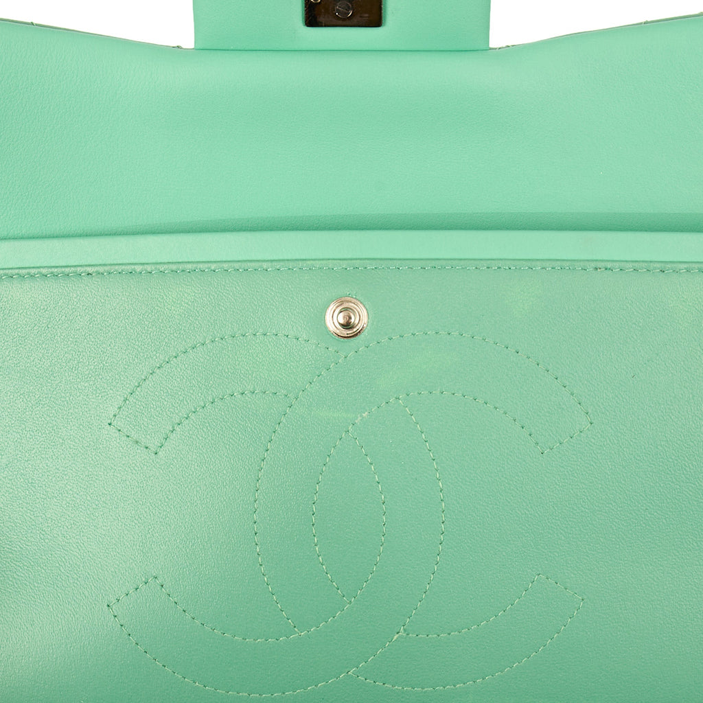 Chanel Shoulder Bag Classic Double Flap - Large in Green, Patent Leather