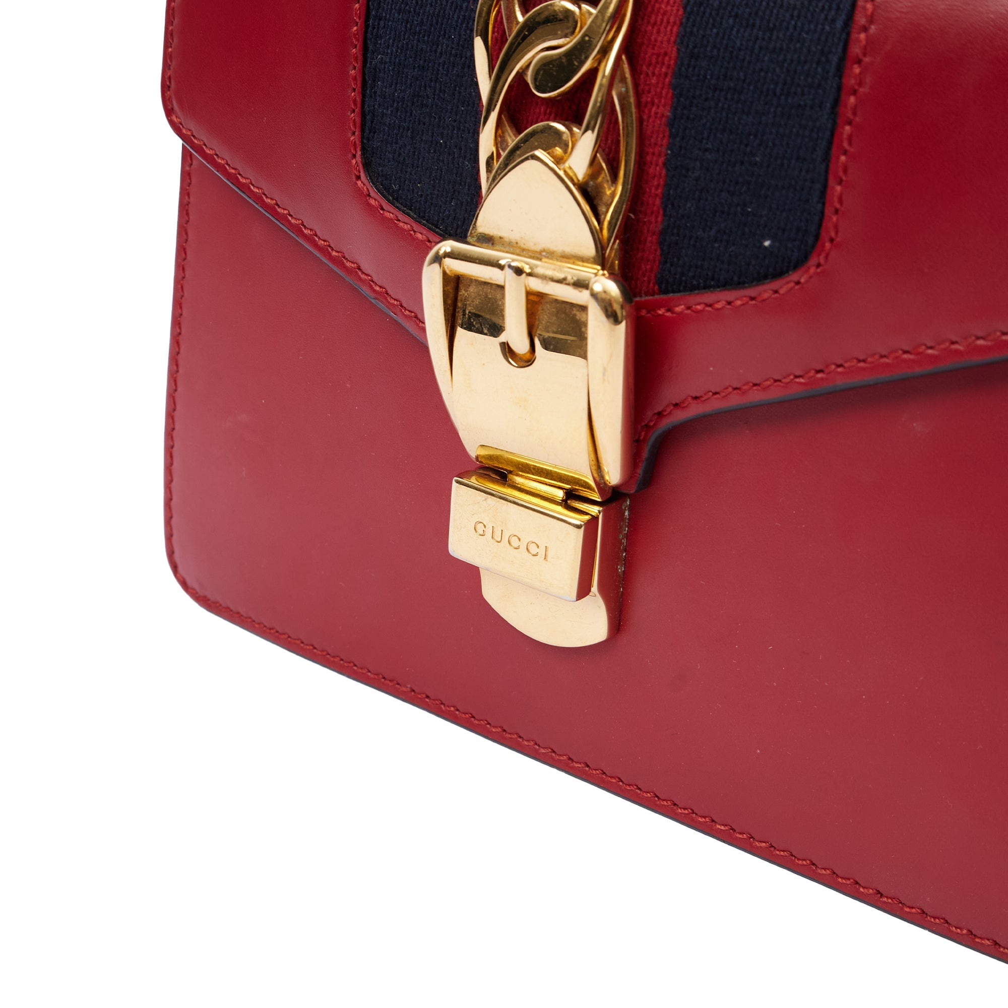 Gucci Shoulder Bag Sylvie Chain - Mini in Red, Leather