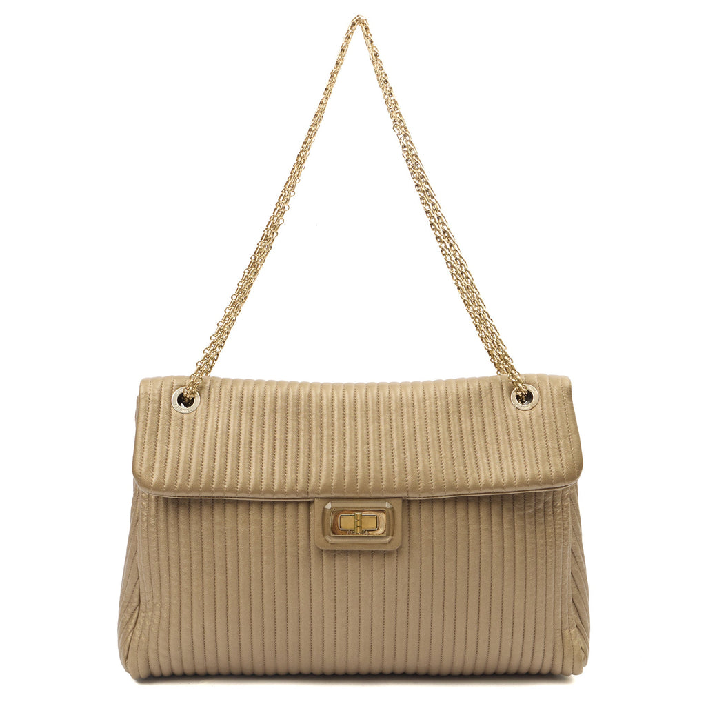 Chanel Shoulder Bag Shoulder Bag in Metallic, Calfskin Leather