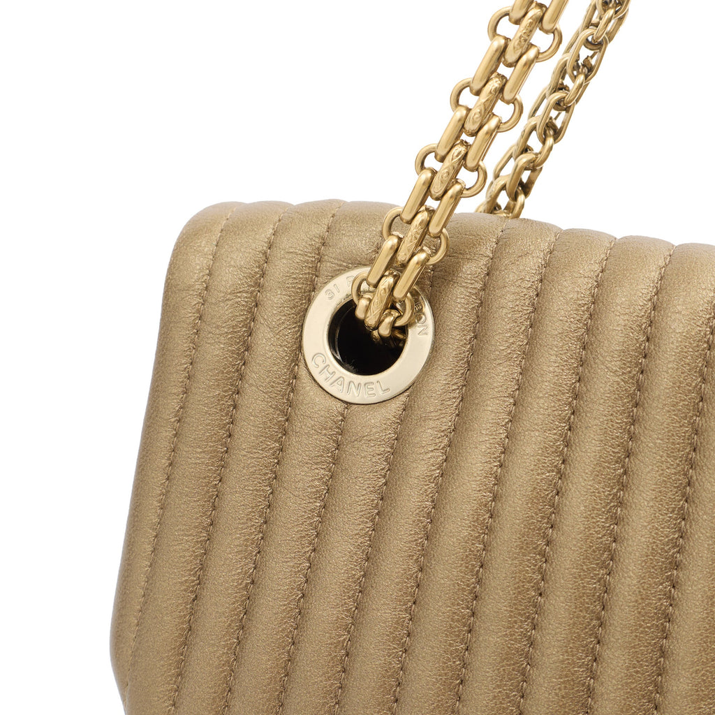 Chanel Shoulder Bag Shoulder Bag in Metallic, Calfskin Leather