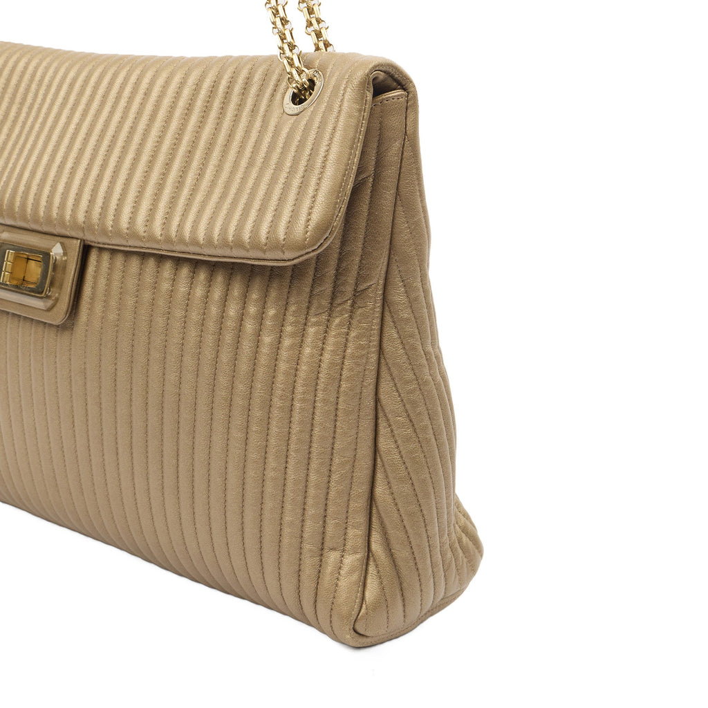 Chanel Shoulder Bag Shoulder Bag in Metallic, Calfskin Leather