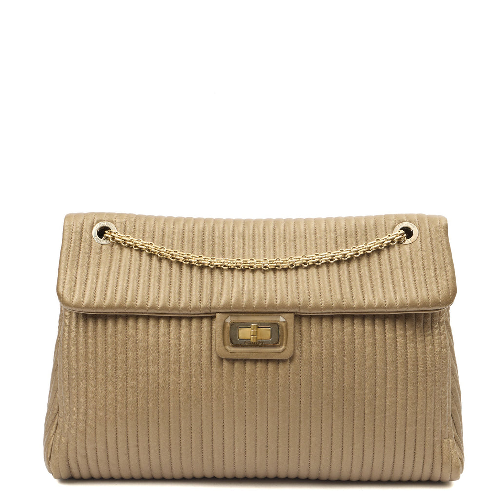 Chanel Shoulder Bag Shoulder Bag in Metallic, Calfskin Leather