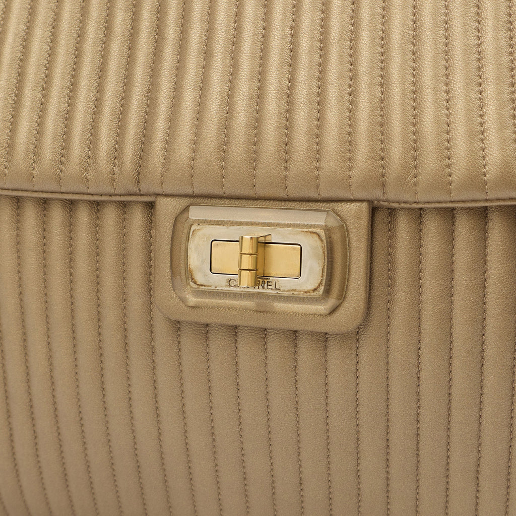 Chanel Shoulder Bag Shoulder Bag in Metallic, Calfskin Leather